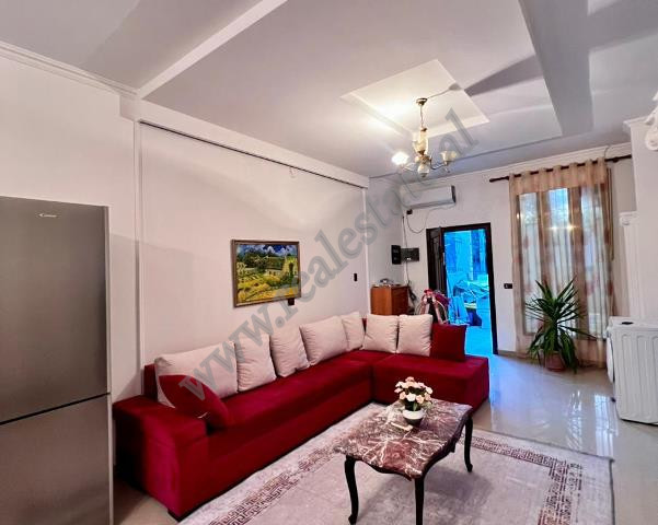 Apartament 2+1 me qira ne rrugen Gjin Gjergji ne Tirane.
I pozicionuar ne katin e dyte te nje vile 